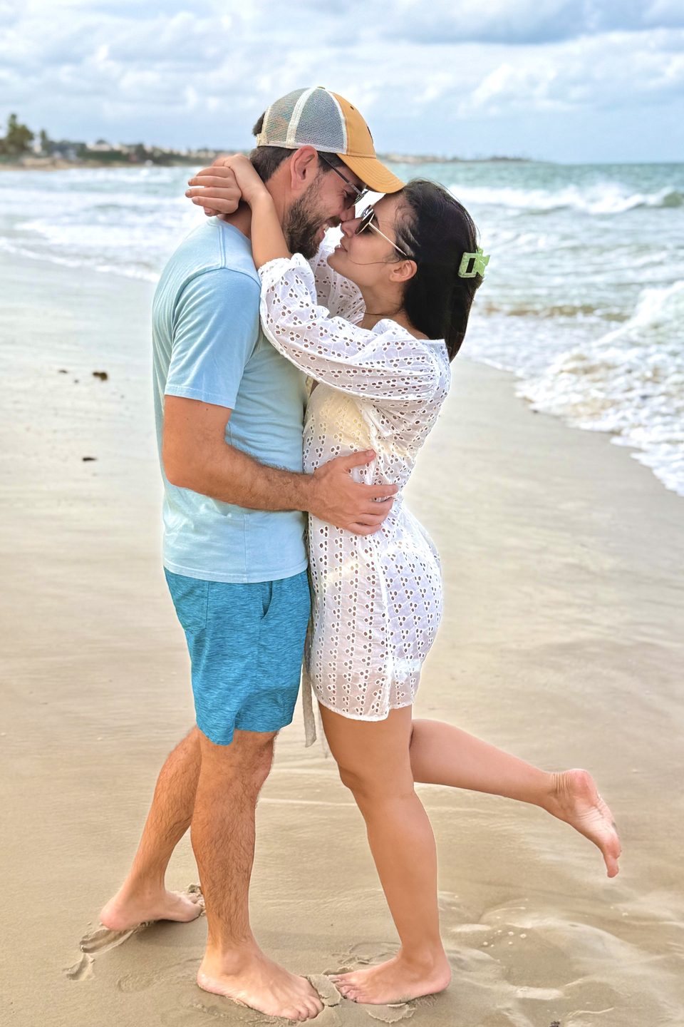 Um abraço na beira do mar, com os pés na areia