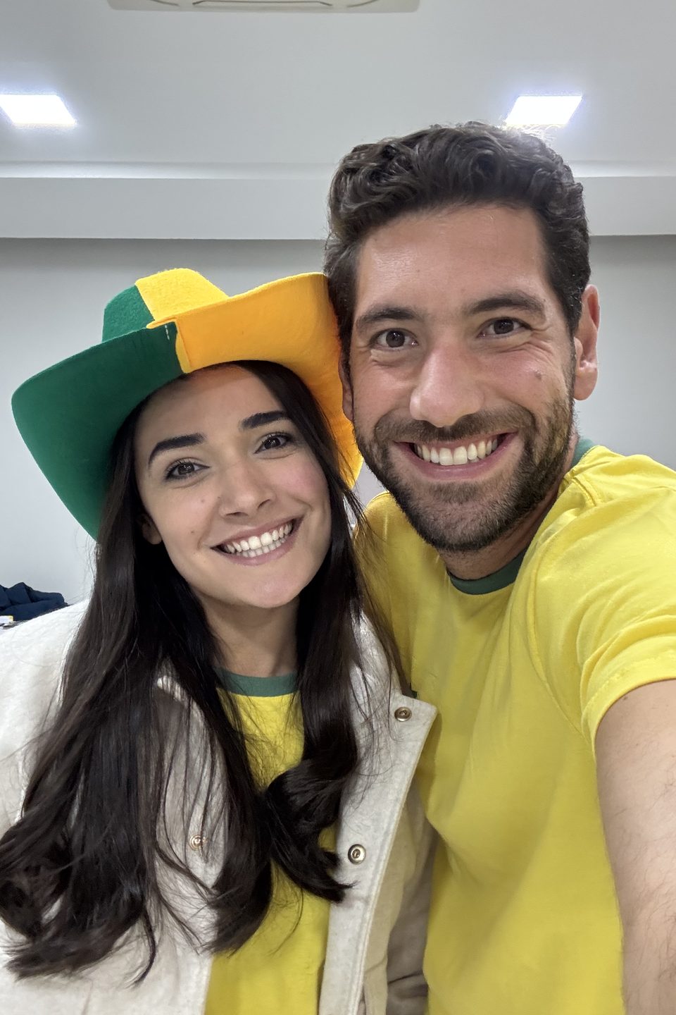 Os dois de camisa do Brasil, prontos para o jogo