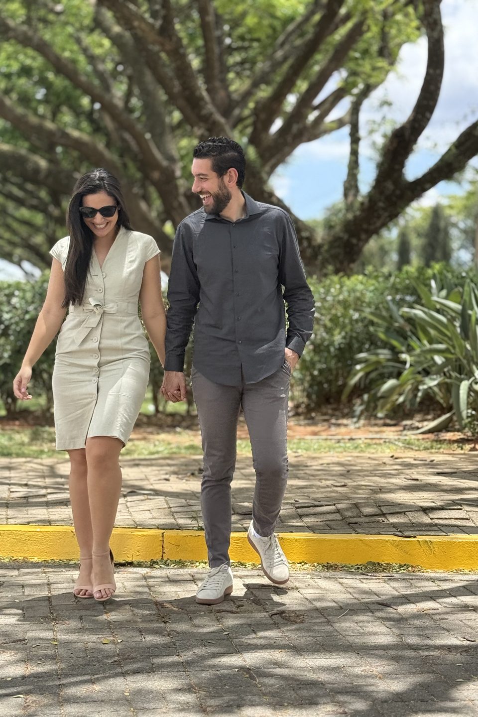 Os dois caminhando lado a lado, num parque
