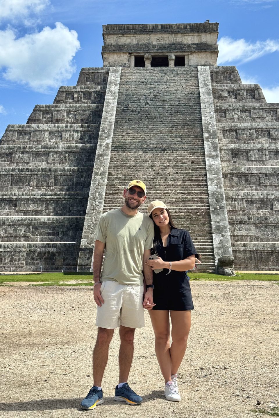 O casal diante da pirâmide de Chichén Itzá
