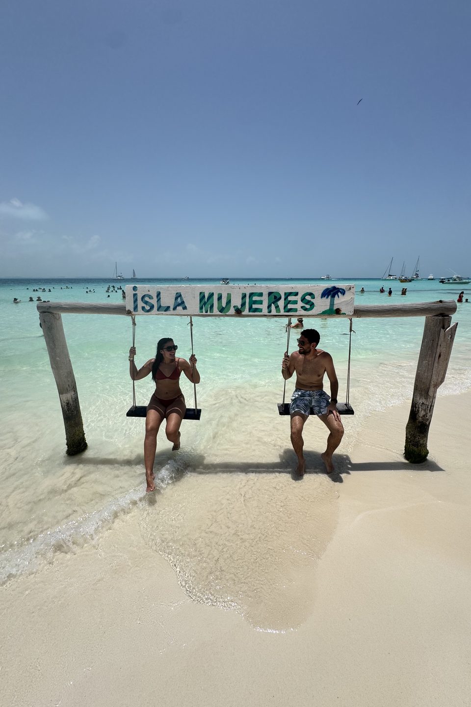 Cada um num balanço dentro d'água, em Isla Mujeres