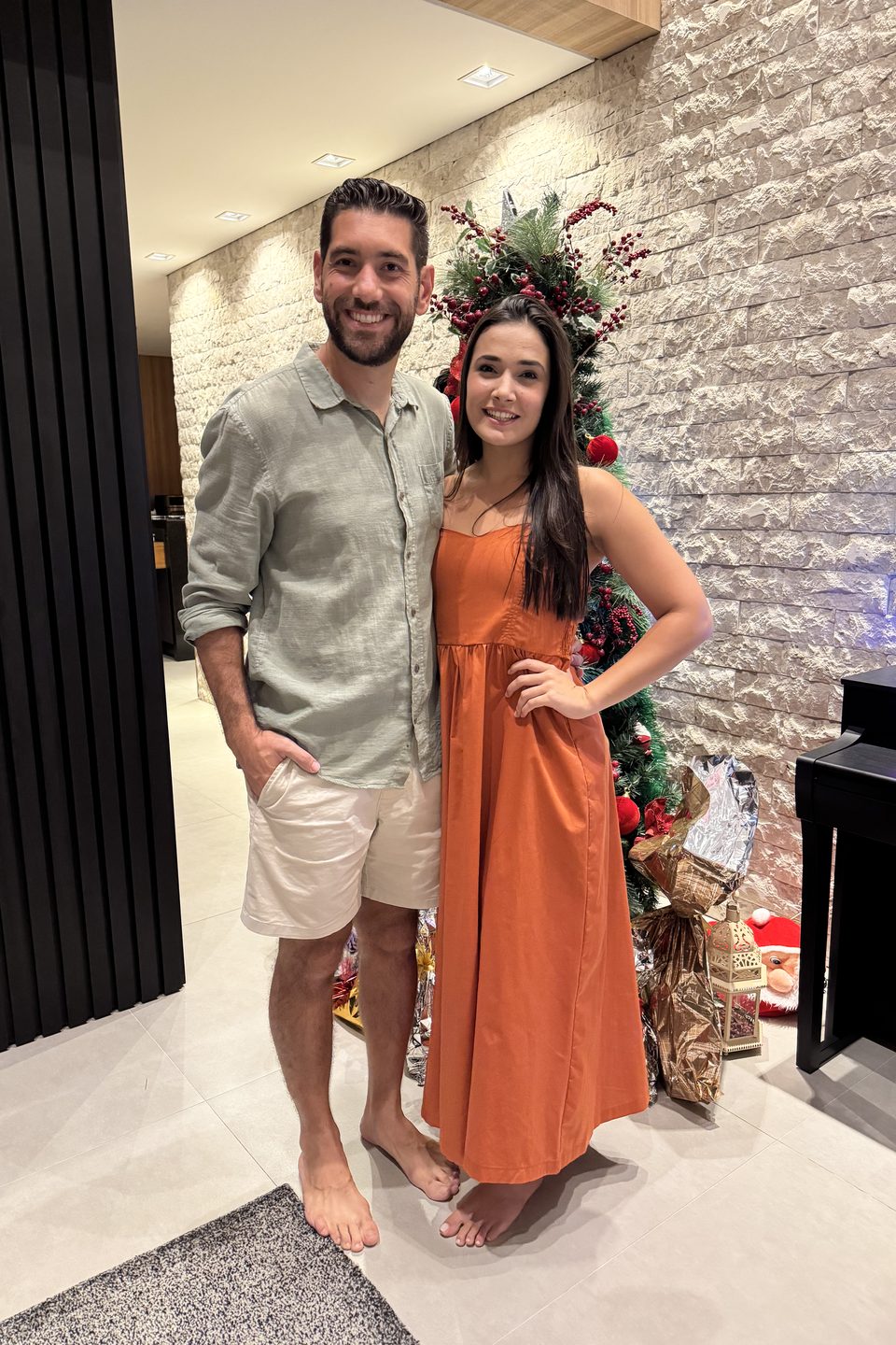 Os dois no Natal, ao lado da árvore