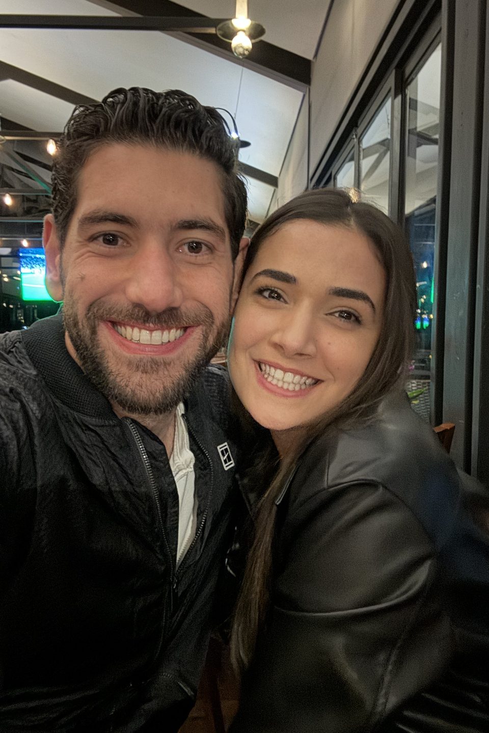 Os dois de jaqueta, numa noite na cidade