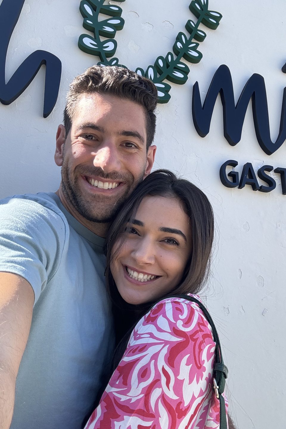 Ana e Renan numa selfie na porta de um restaurante