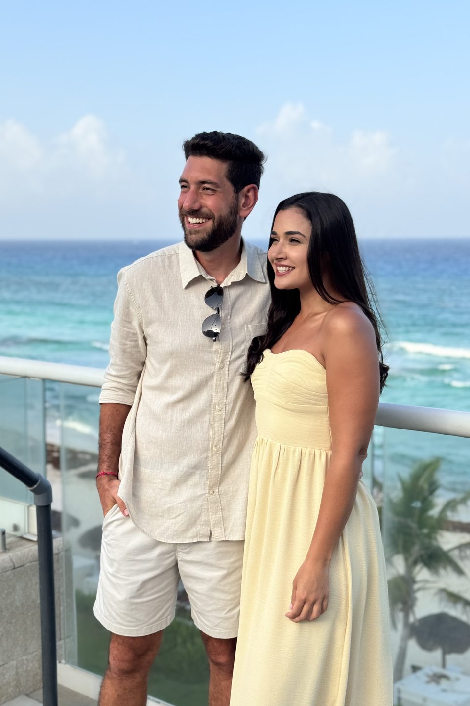 O casal na sacada, de frente para o mar