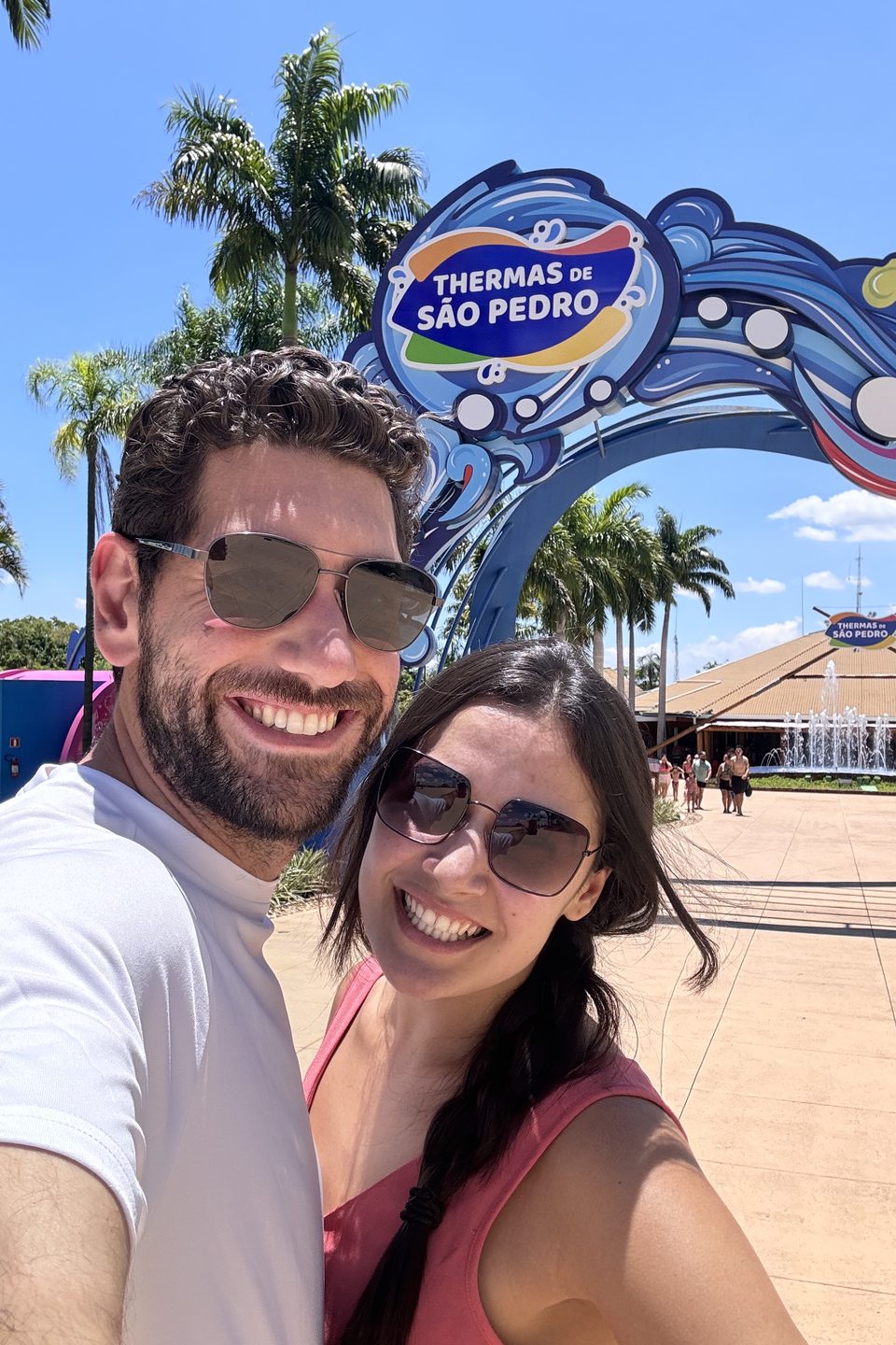 Os dois de óculos escuros na entrada das Thermas de São Pedro