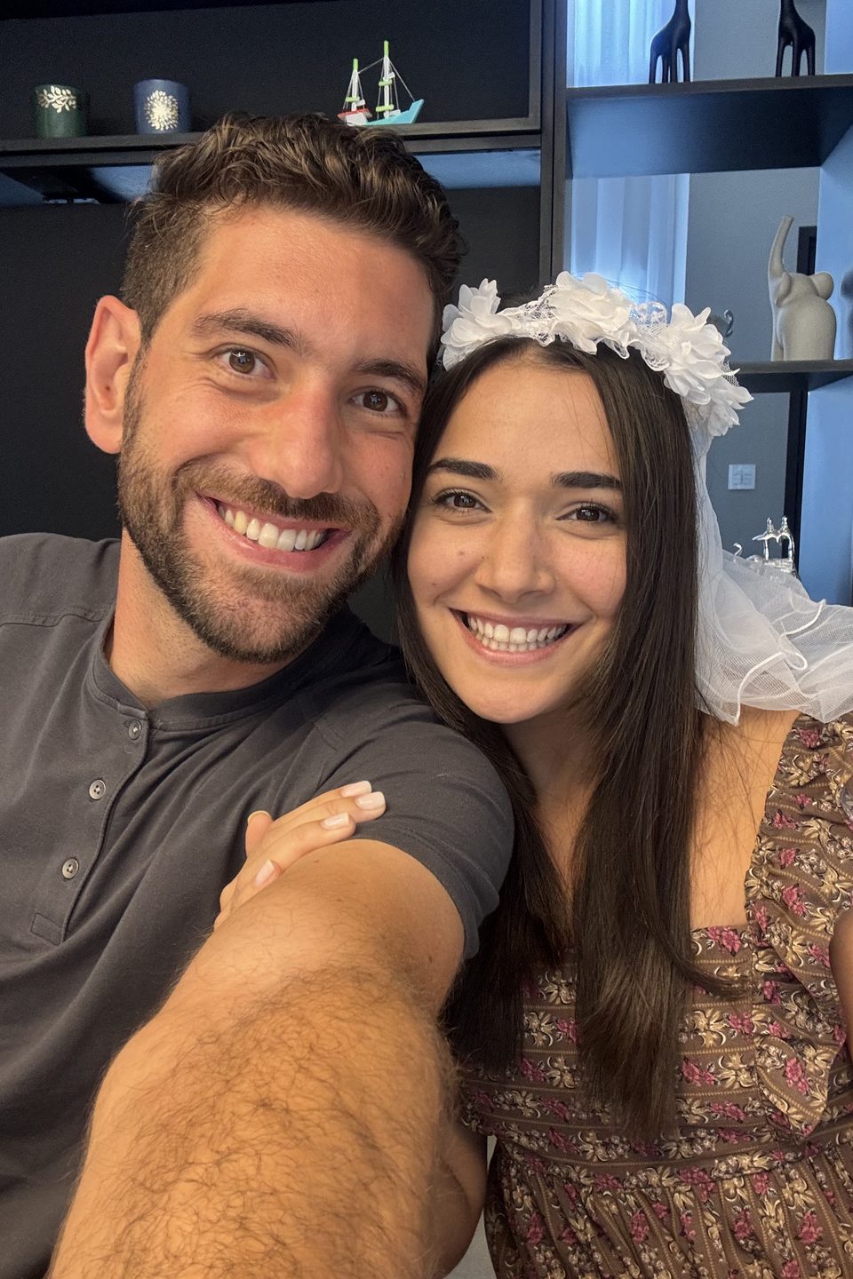 Ana de coroa de flores e véu, ao lado de Renan