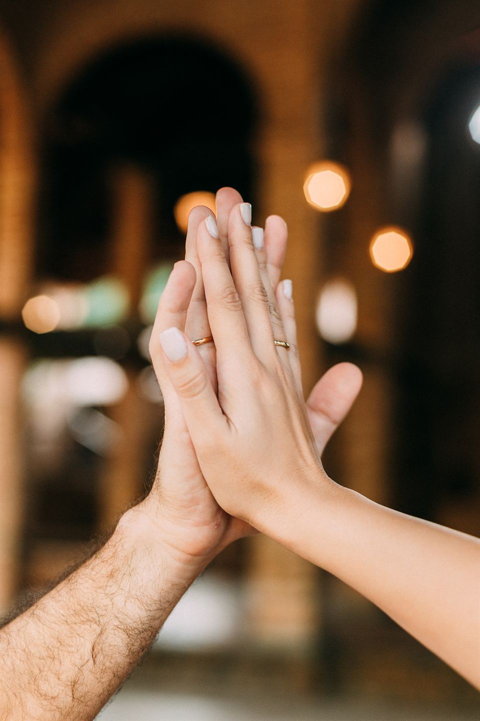 As mãos dos noivos, com a aliança