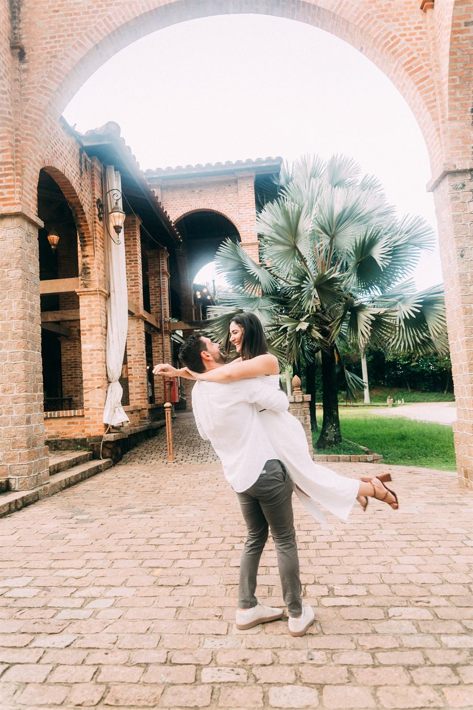 Renan levantando Ana no jardim