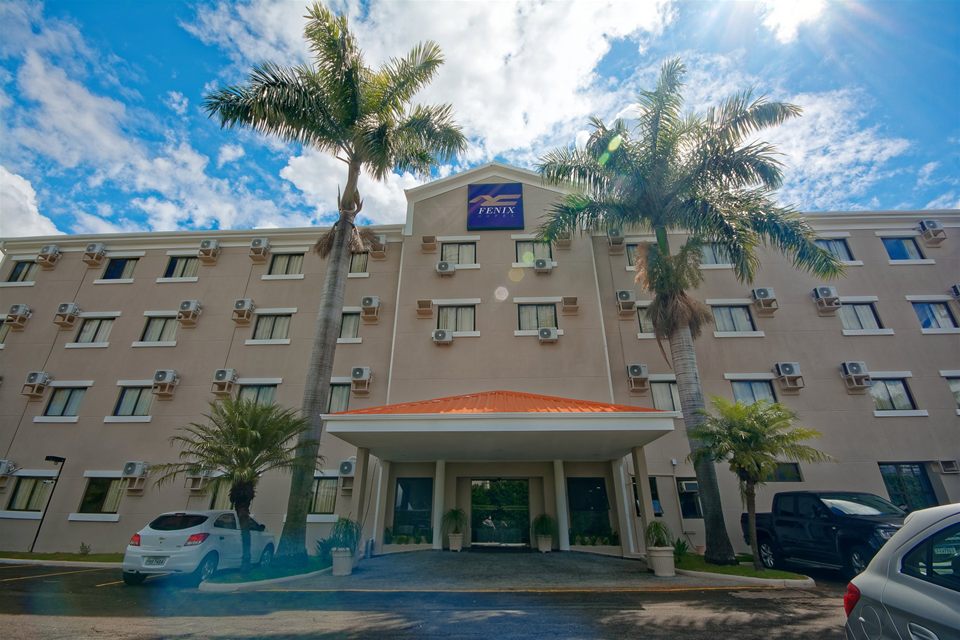 A fachada do Fênix Hotel Limeira, com as palmeiras e a marquise da entrada