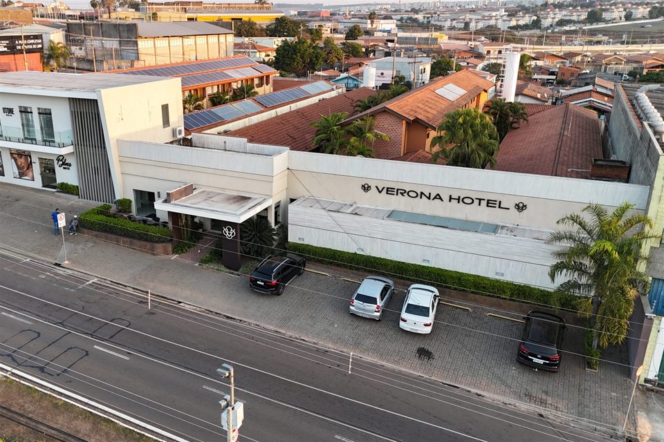O Verona Hotel visto de cima, com o nome na fachada voltada para a avenida
