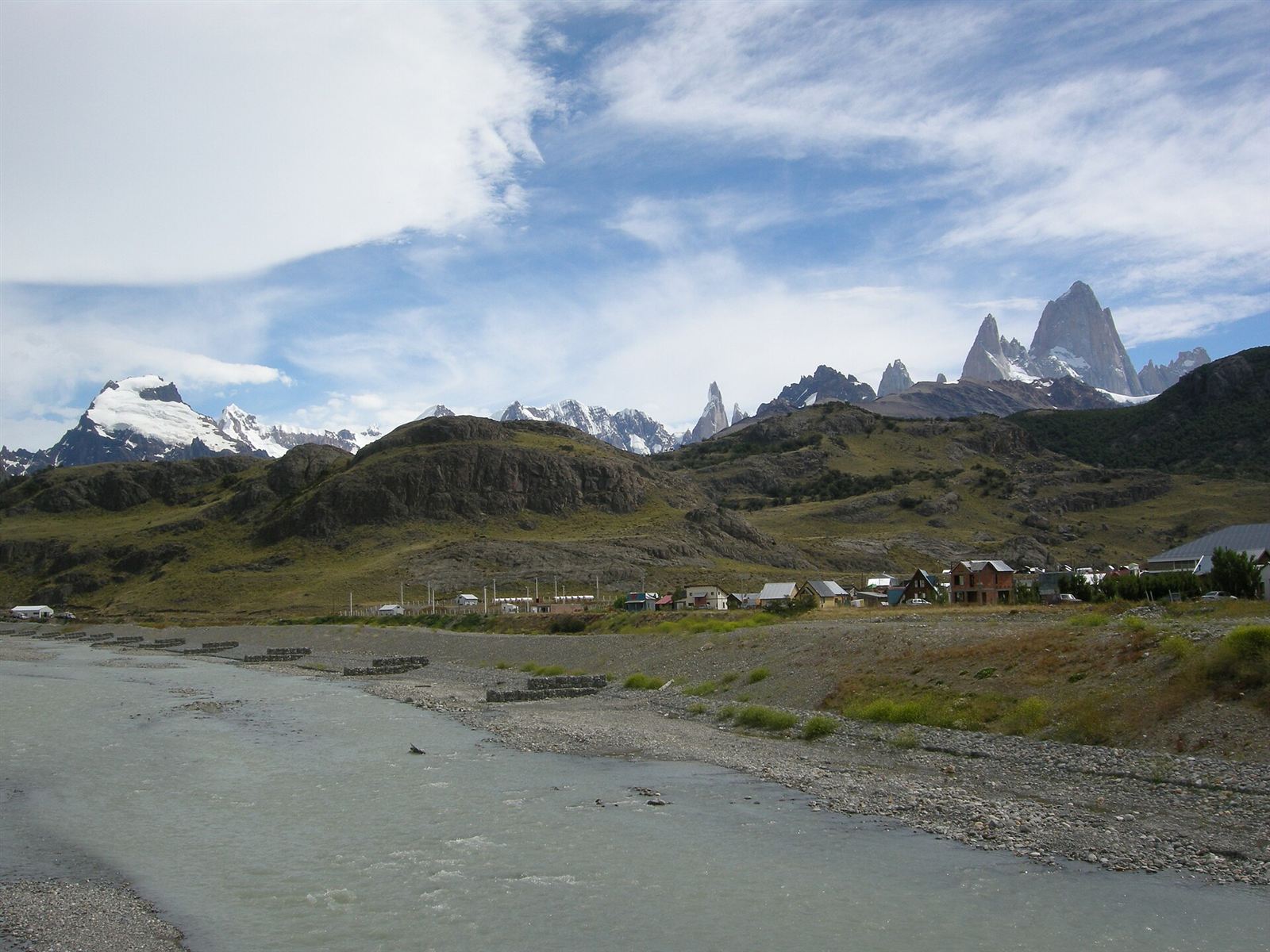 O maciço do Fitz Roy sobre a vila de El Chaltén